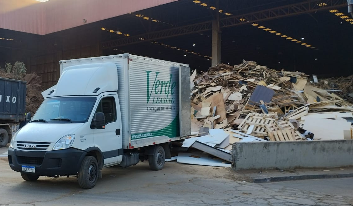 Caminhão Verde Leasing coletando materiais recicláveis