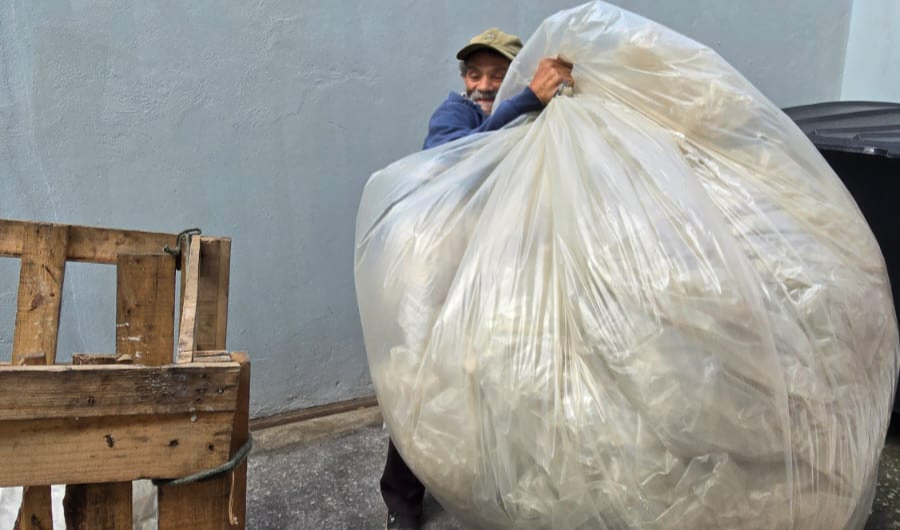 Funcionário coletando resíduos para reciclagem
