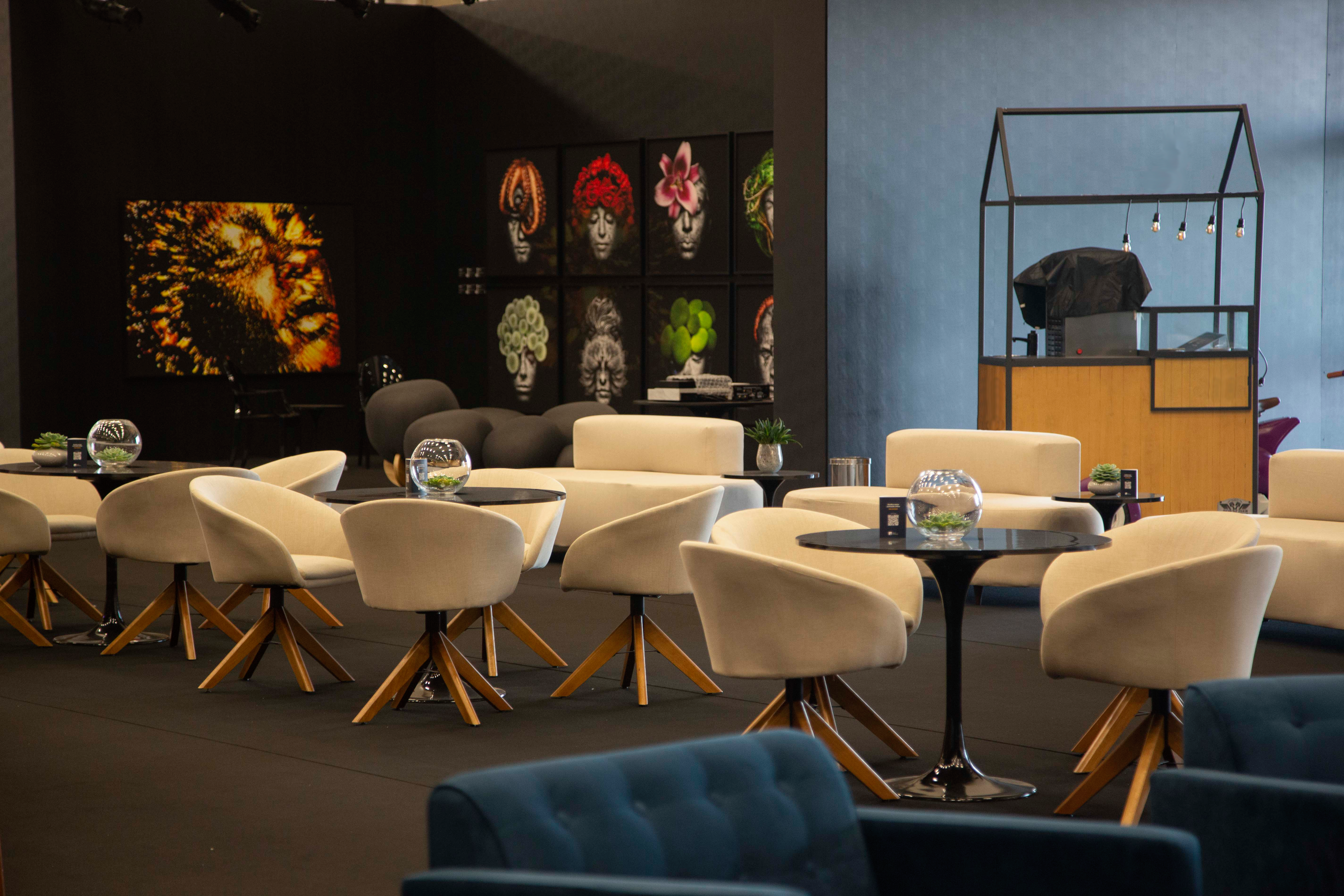 Móveis elegantes Verde Leasing - Cadeiras e mesas para eventos de alto padrão